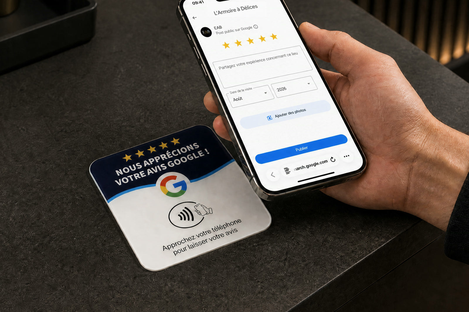 Un client approche son téléphone de la plaque posée sur le comptoir.