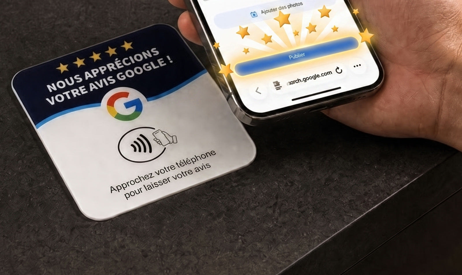 L'écran du téléphone affiche la page d'avis Google, prête à recevoir les cinq étoiles.