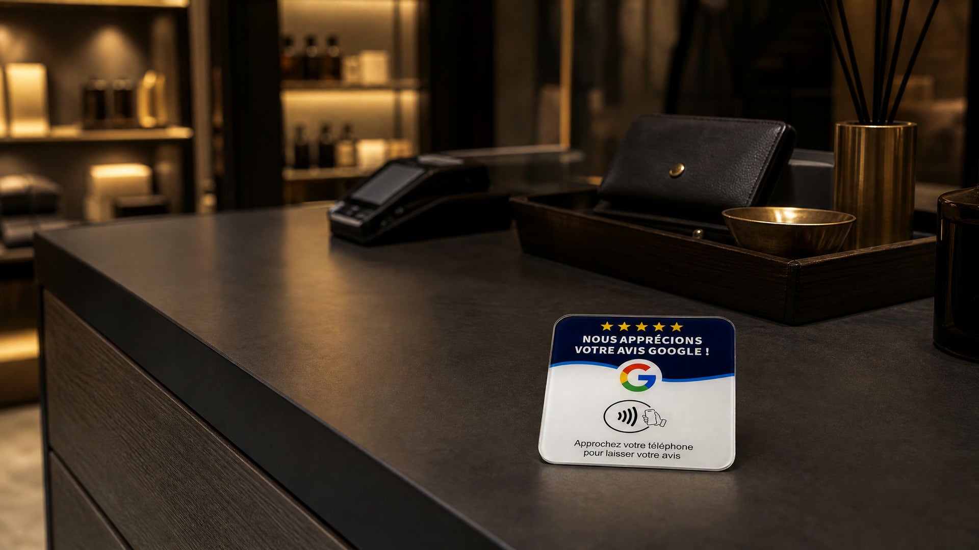 La plaque Signature posée sur le comptoir sombre d'une boutique, près du terminal de paiement.